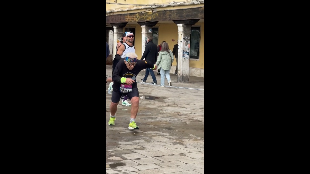Elderly marathon runner gets a second wind after spectators cheer him on in Venice, Italy