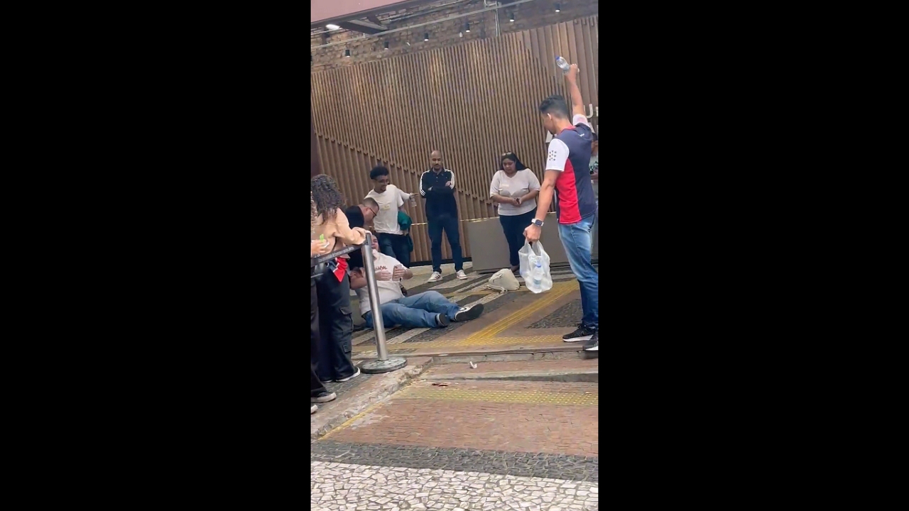 Man trips while entering event in São Paulo