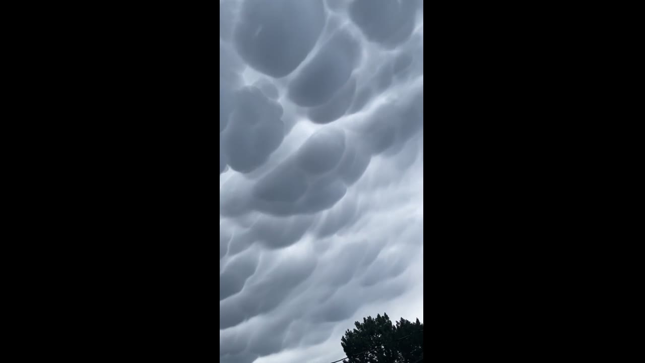 Awe-inspiring mammatus clouds blanket the skies of Aurora, Colorado