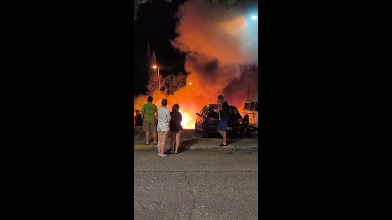 Multiple vehicles destroyed in overnight fire in Alcalá de Guadaíra, Spain