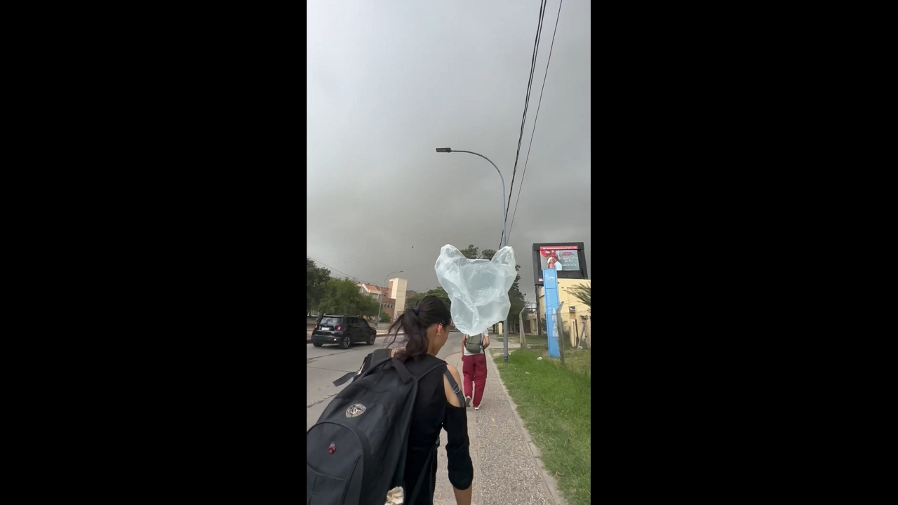 Strong whirlwind disrupts sidewalks in Córdoba, Spain