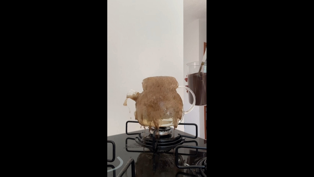 Coffee overflows after brewing attempt without a filter in São Paulo