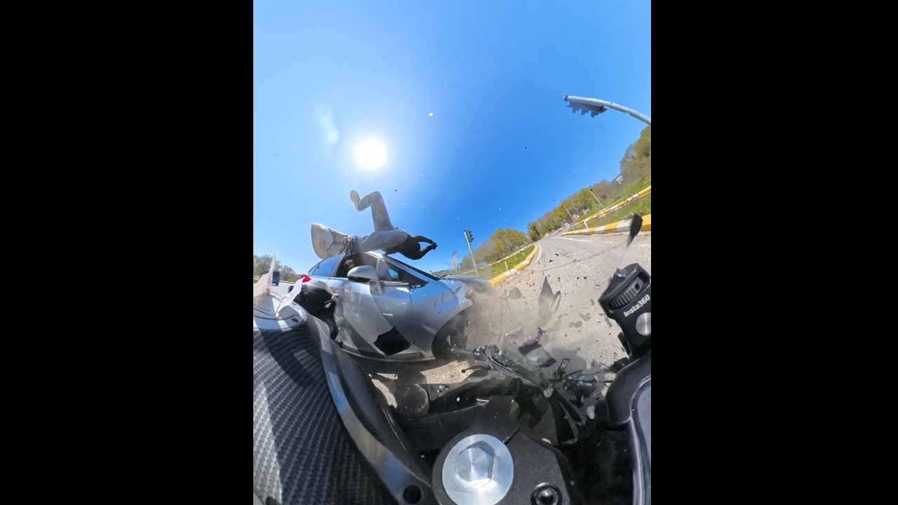 Motorcycle collides with car that runs red light in Şile