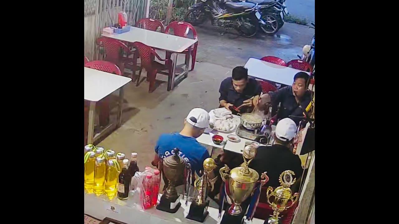 Shocking gas stove explosion sends diners scrambling at restaurant