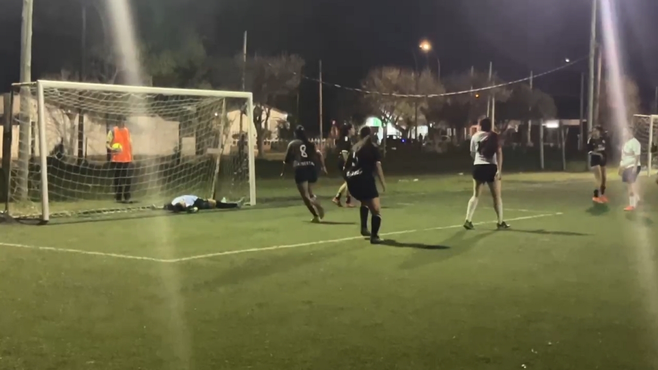 Goalkeeper hit in face during women's football match in Córdoba, Argentina