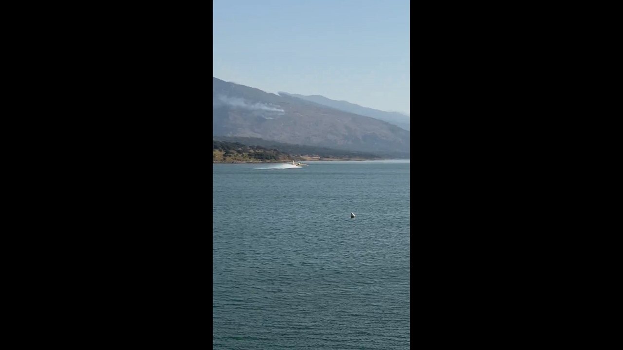 Seaplane scoops water to battle Jarilla wildfire in Cáceres, Spain