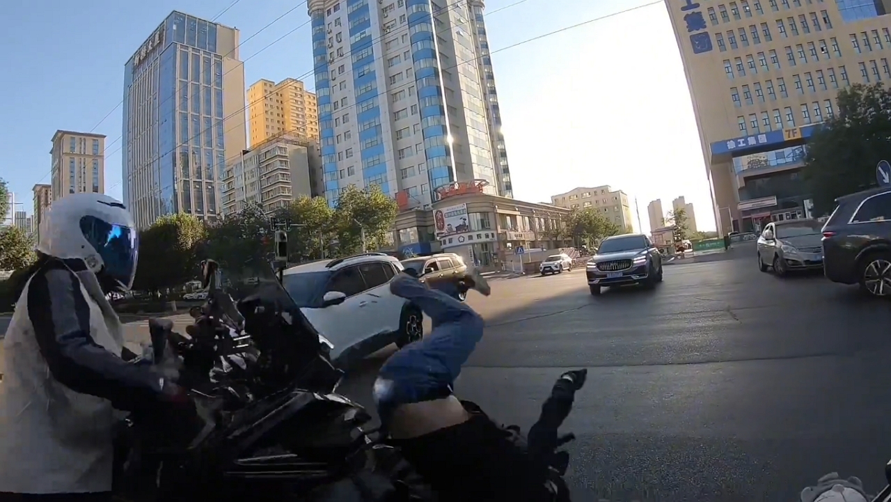 Motorcycle crashes into Citroën, causing chain reaction in Xinjiang Province, China