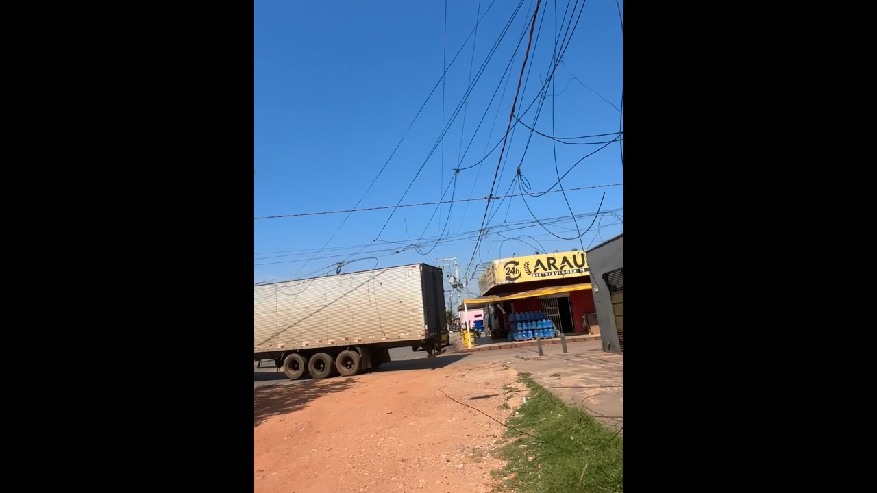 Truck pulls down overhead cables and destroys market stalls in Cuiabá, Brazil
