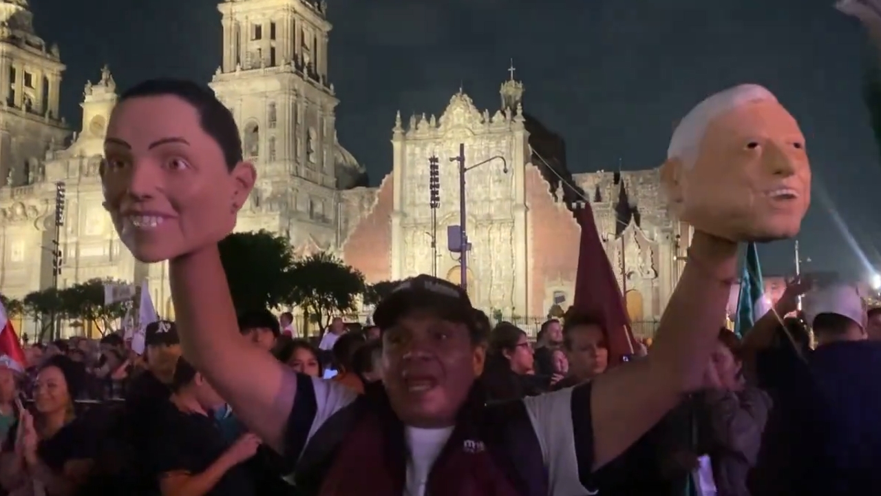 Masks of Claudia Sheinbaum and President López Obrador sold at Zócalo ahead of Sheinbaum's address