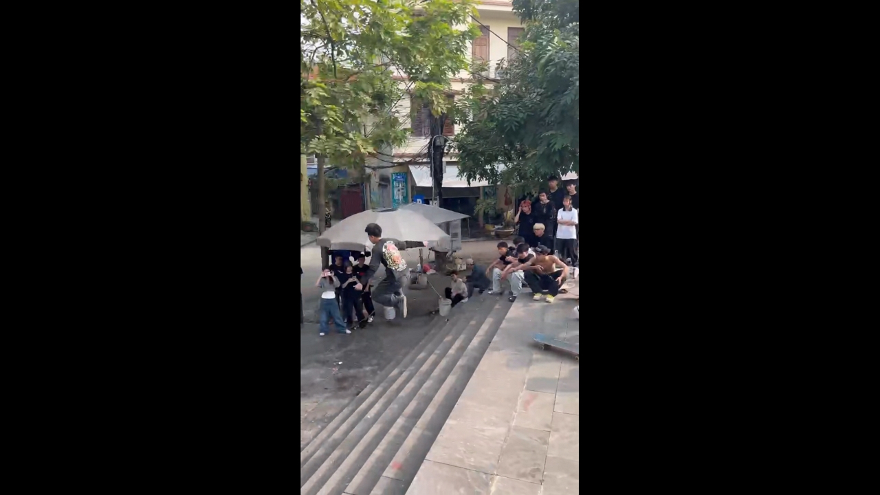 Skateboard trick attempt ends in tumble in Phúc Yên, Vietnam