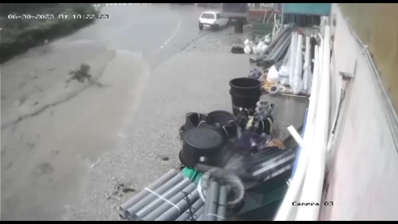 Quick thinking driver evades Dagestan mudflow!