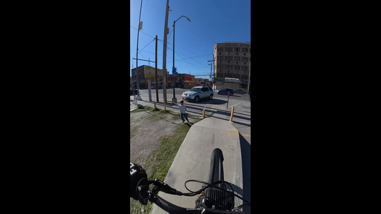 Mother stops child from running into bike path in Ciudad Juárez, Mexic