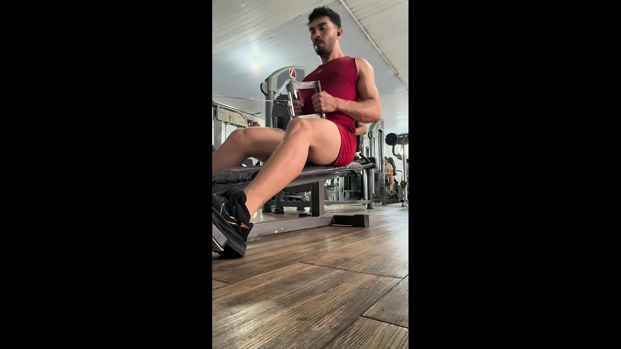 Gym-goer falls backward after cable suddenly breaks during seated row in Belém, Brazil