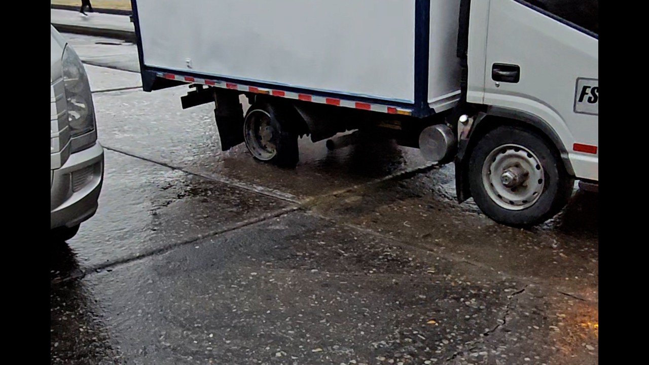 Truck drives with damaged tire and rim in Bogotá