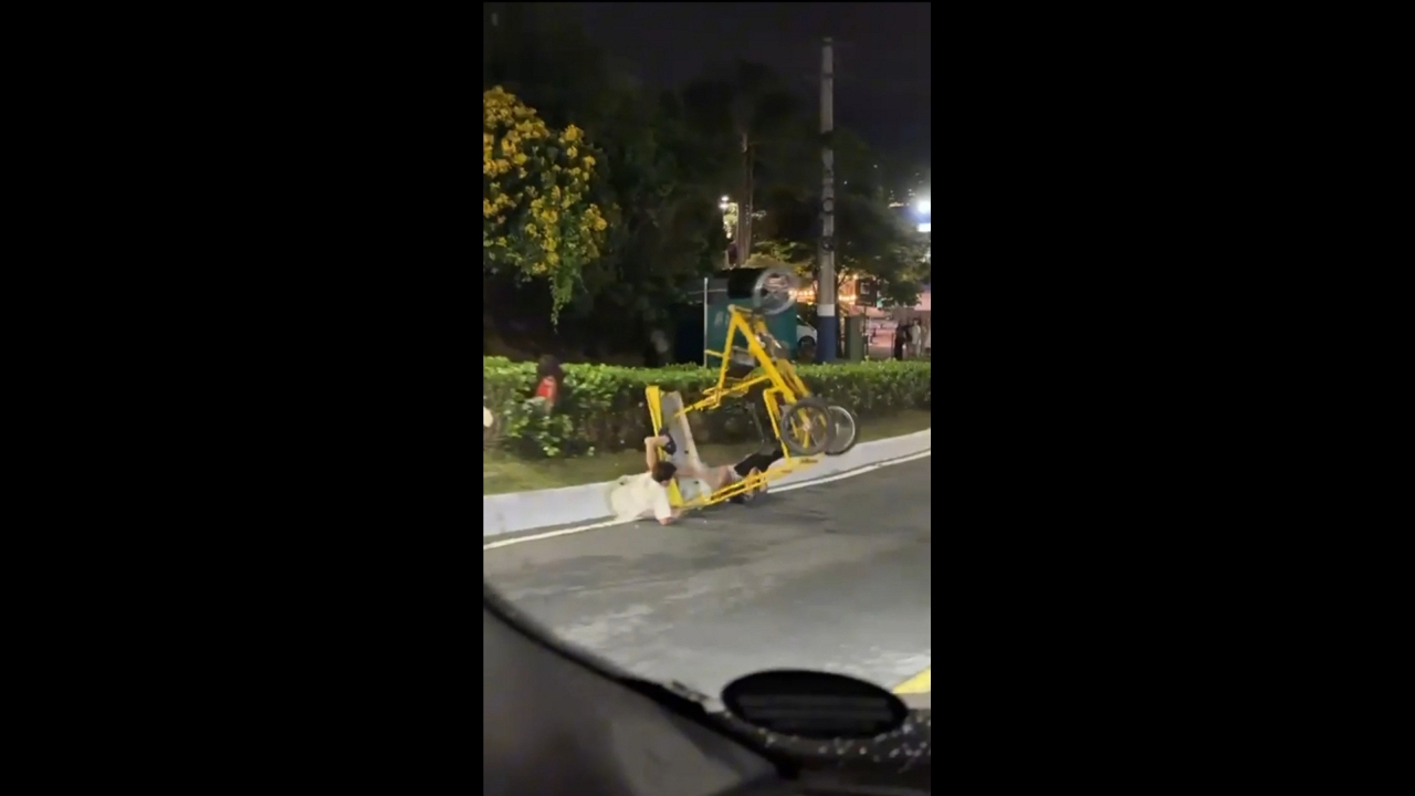 Overspeeding tricycle crashes near roadway in Camboriú, Santa Catarina, Brazil