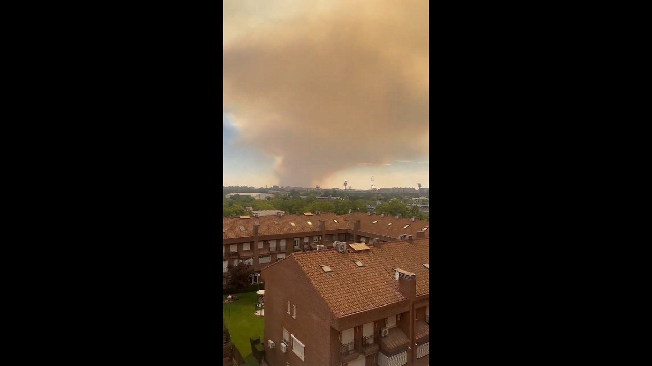 Wildfire sends massive smoke cloud over the capital in Méntrida, Spain