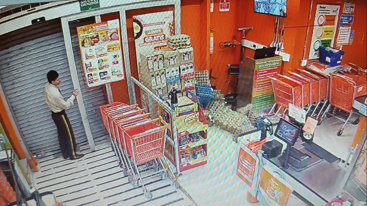 Store door accident knocks over egg trays in Medellín, Colombia