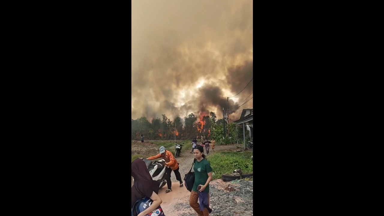 Wildfire spreads toward homes as thick smoke blankets Barito Kuala, Indonesia
