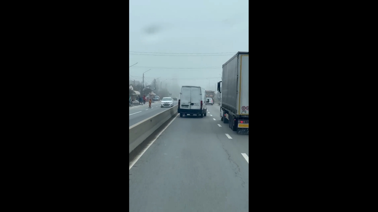 Van appears to be drifting while overtaking truck in Tărtășești, Romania