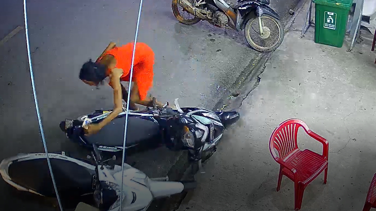 Motorcycles topple after person leans on one in Sóc Trăng, Vietnam