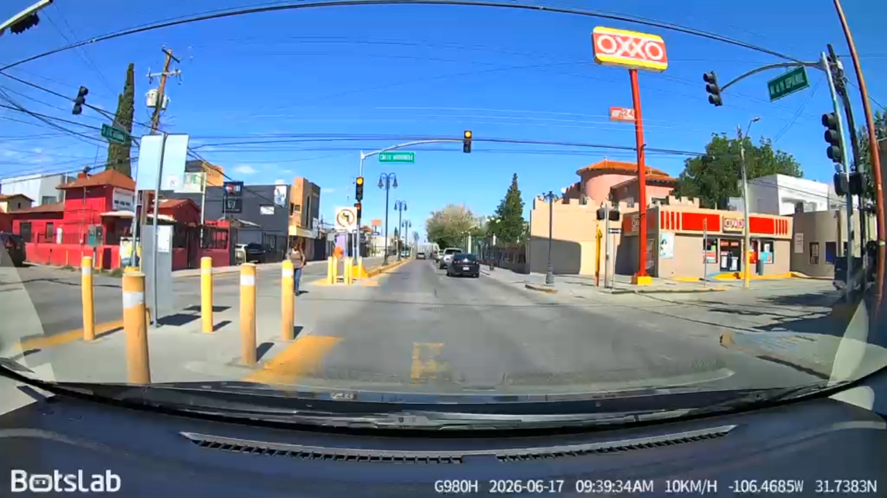 Motorcycle officer falls during U-turn at intersection in Ciudad Juárez, Mexico