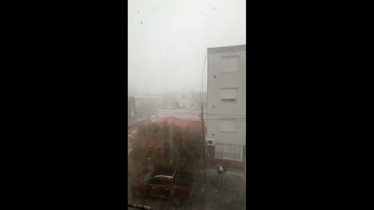 Hailstorm and strong winds cause chaos in Bahía Blanca , Argentina