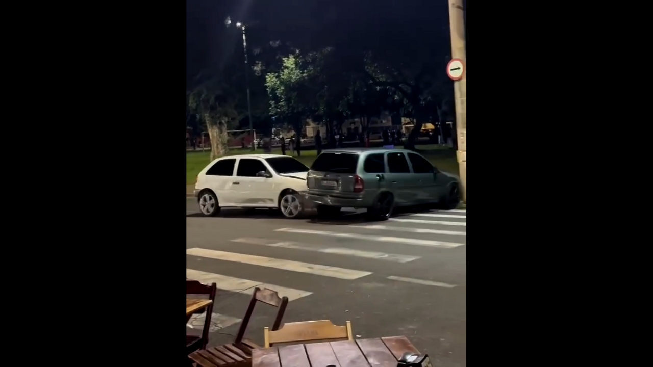 White car chases grey car but slips off in Mogi Guaçu, Brazil
