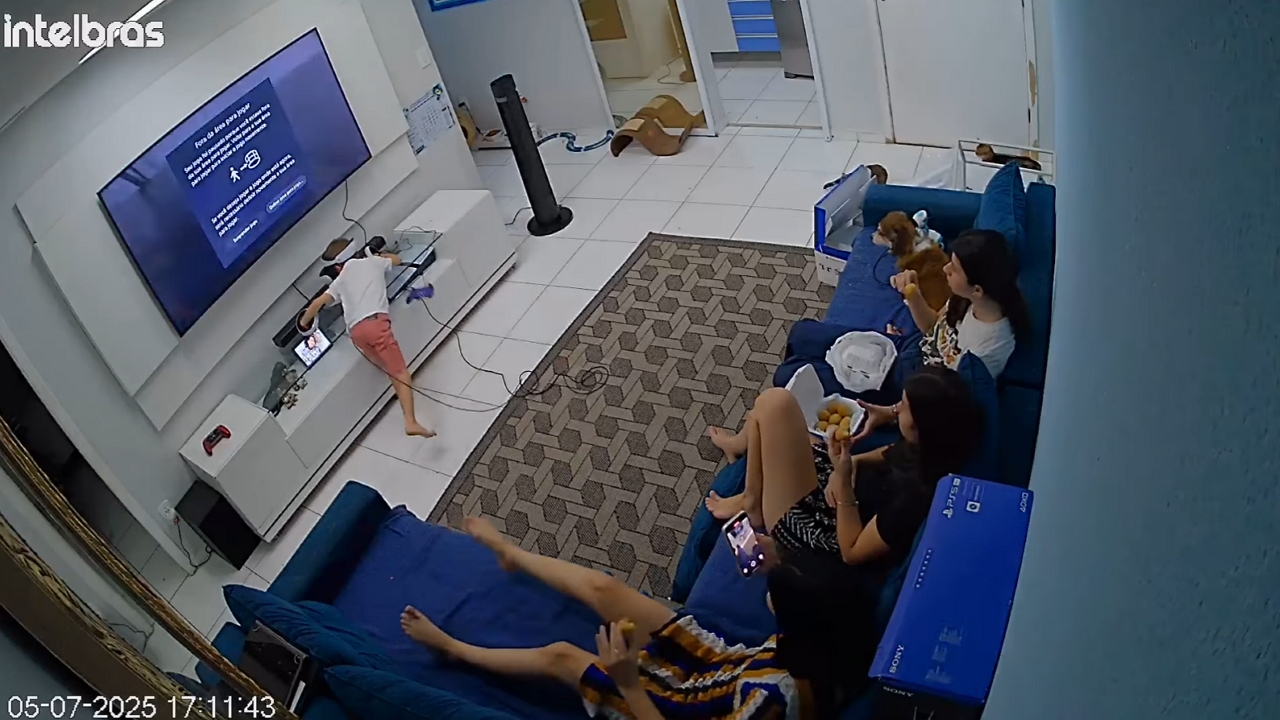 Boy crashes into cabinet while playing VR in Propriá, Sergipe