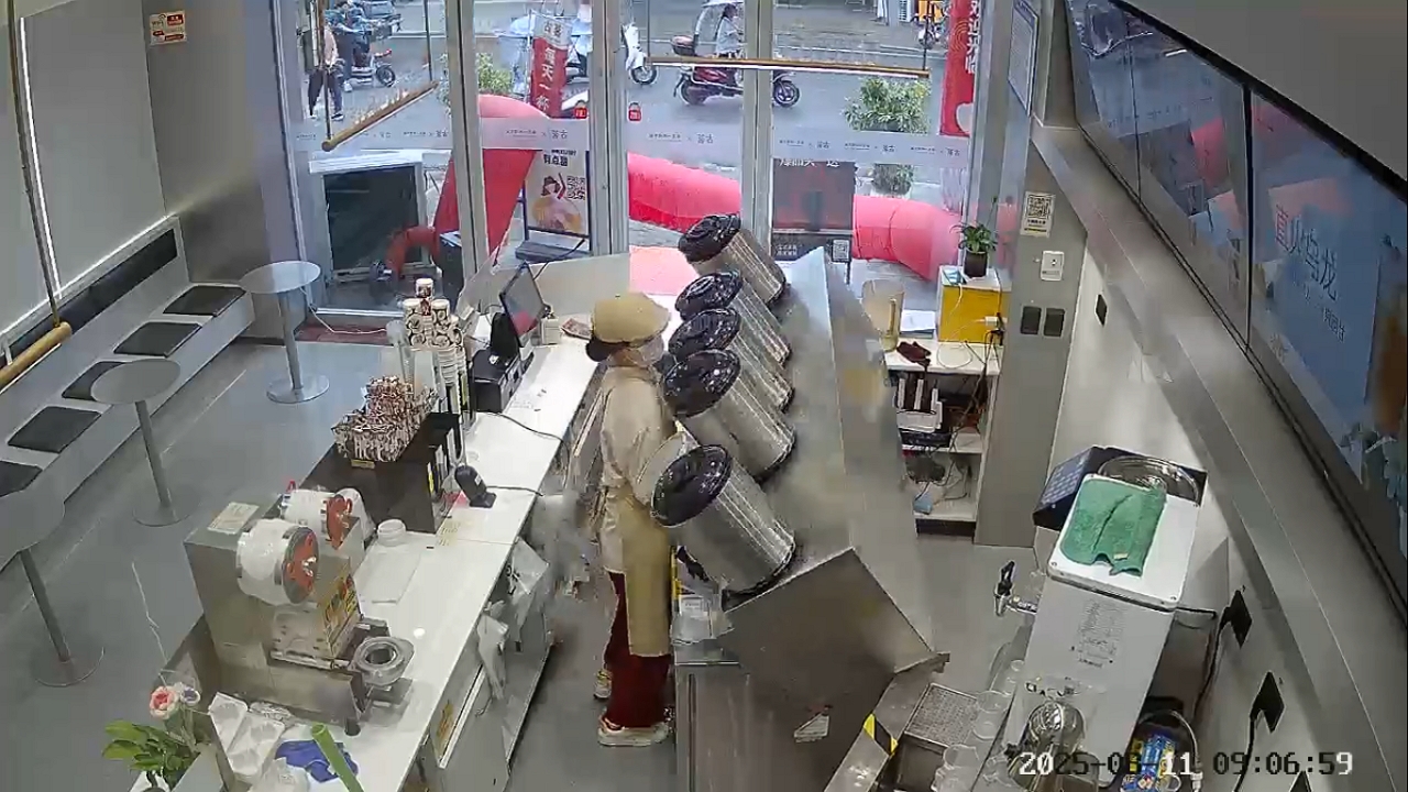 Beverage dispensers topple onto café worker in Anhui, China