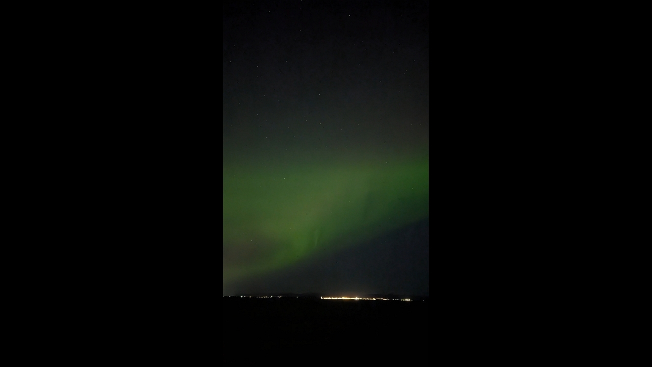 Timelapse captures aurora dancing across night sky in Keflavík, Iceland