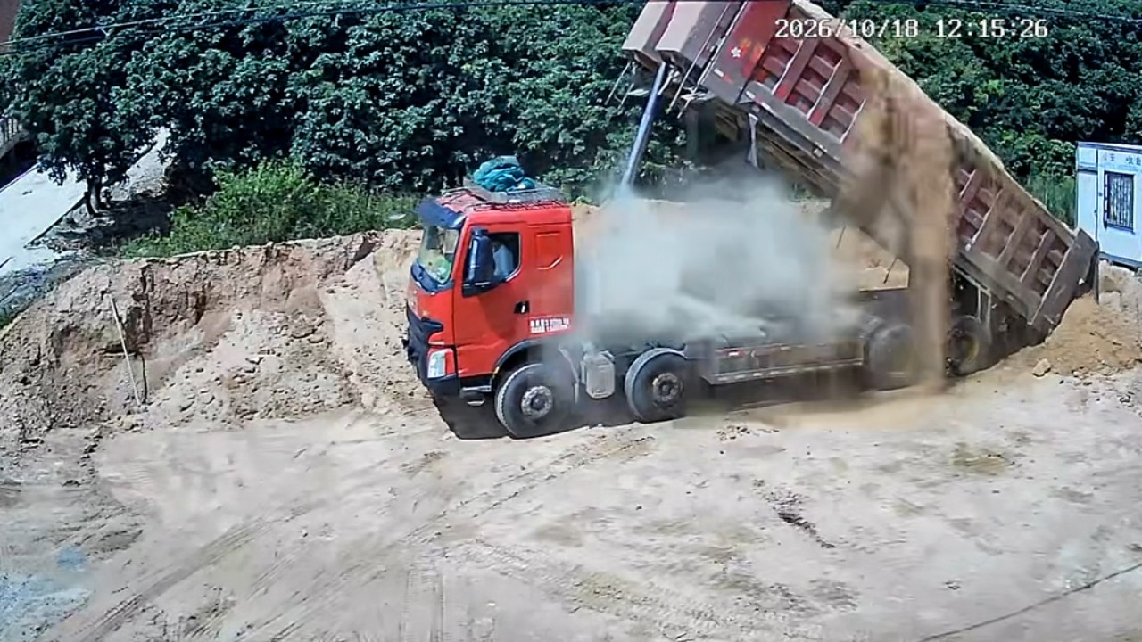 Dump truck’s lifting mechanism breaks during unloading at construction site in Guangdong, China