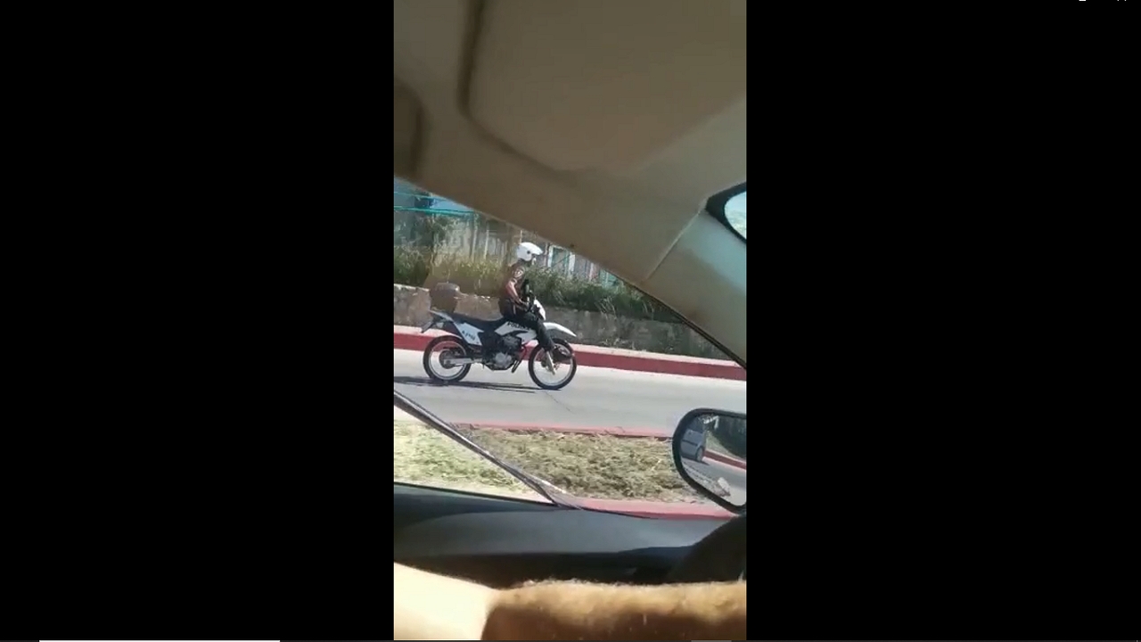 Unusual sight: police officer rides broken motorbike on fuel tank in Córdoba, Argentina