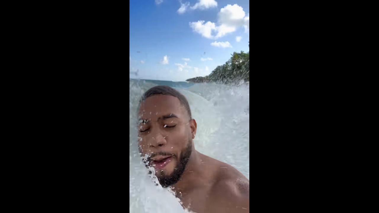 Beachgoer caught off guard as wave sweeps him in Río San Juan, Dominican Republic