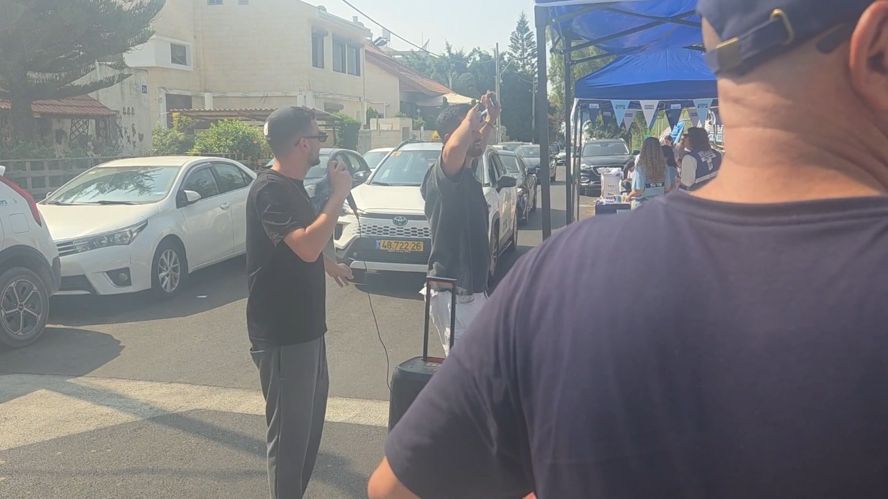 Political confrontation unfolds outside polling station in Shikun Dan, Israel