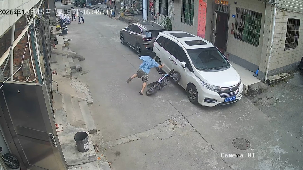 Pit bike rider crashes into parked vehicle while descending a ramp in Guangdong, China