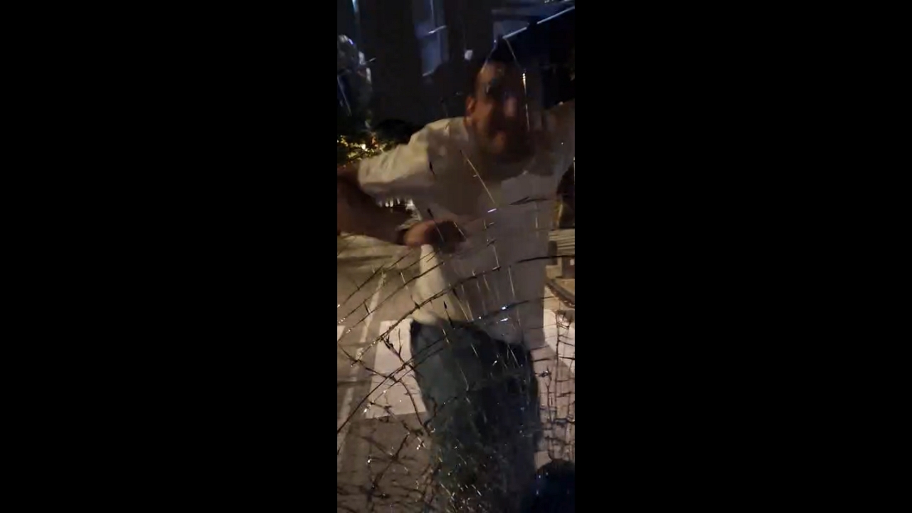 Man damages bus window after refusing to pay ticket in Montmeló, Barcelona, Spain