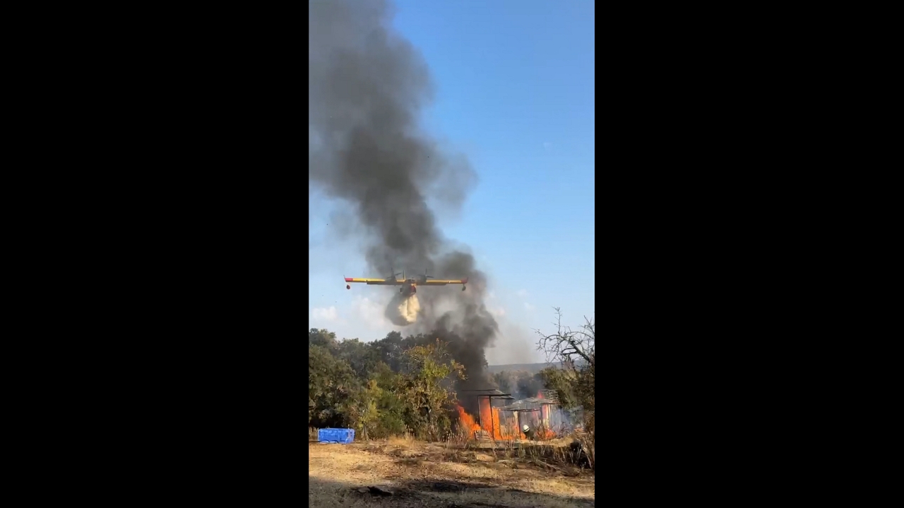 Water bomber drops water on wildfire in San Martín de Valdeiglesias, Madrid, Spain