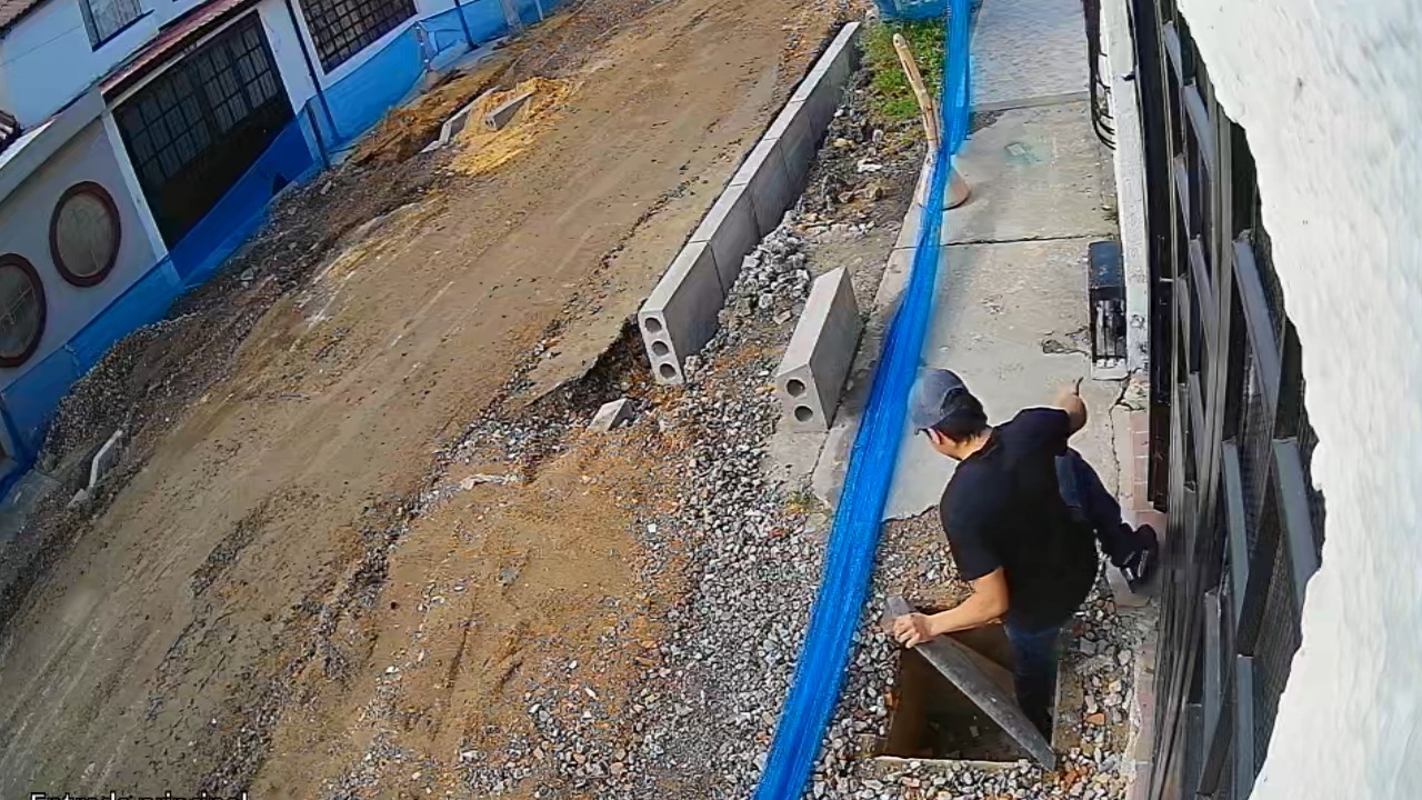 Man unexpectedly falls into a sidewalk hole while leaving home in Bogotá, Colombia