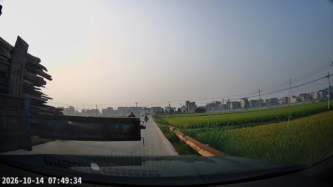 Cargo tricycle’s protruding tailgate hits a car on a narrow road in Jiangxi, China