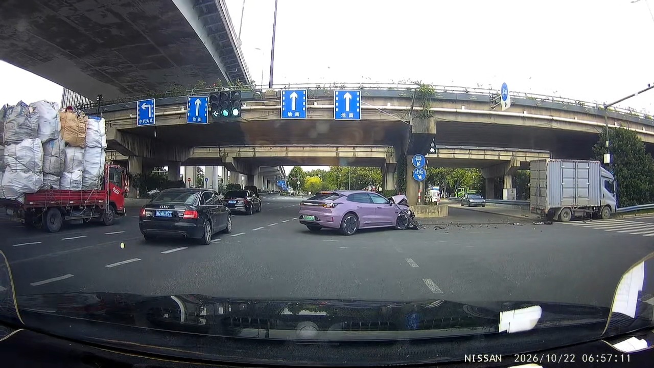 Car crashes into a truck running a red light at an intersection in Zhejiang, China