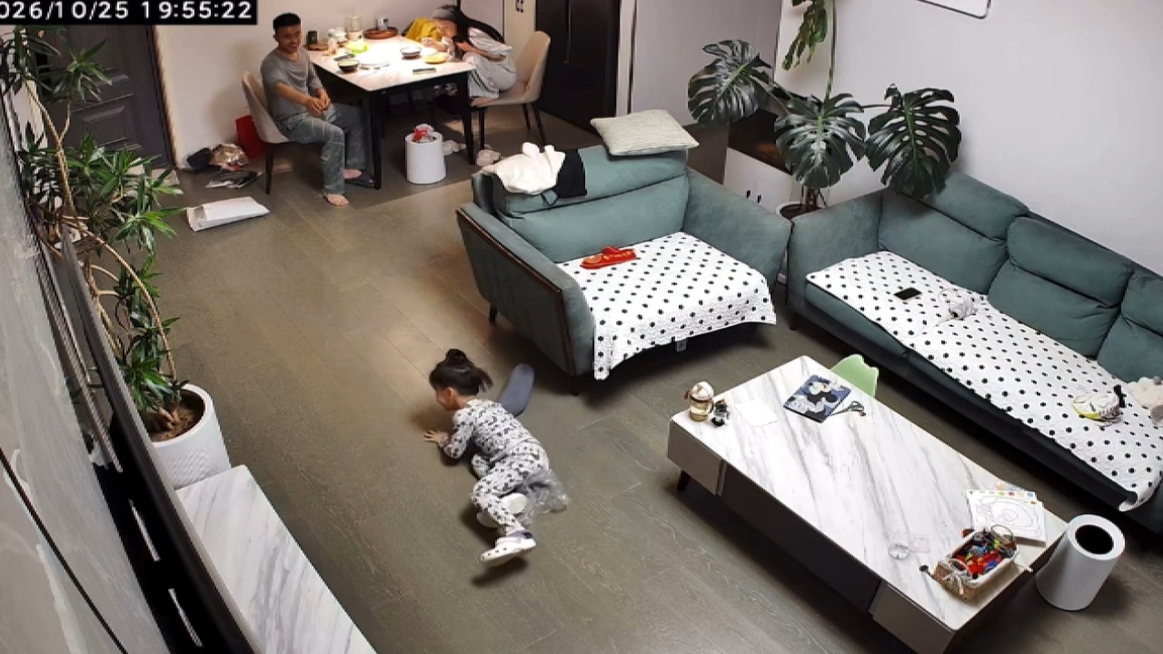 Father’s lightning-fast reflexes save child from hitting the floor in Shandong, China