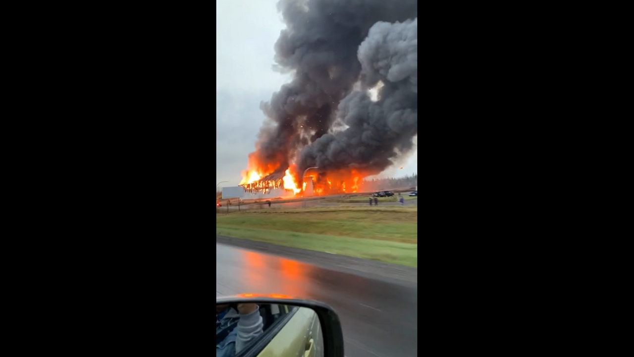 Massive fire erupts at battery factory in Trois-Rivières industrial park