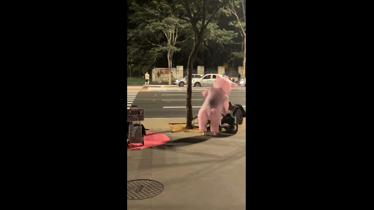 Pig-singing street performer helps fallen cyclist in São Paulo