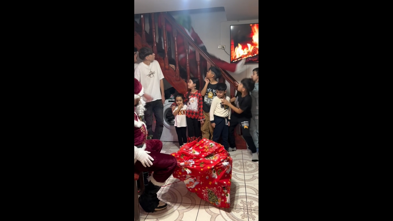 Man dressed as Grinch slips down stairs in Mătăsaru, Romania
