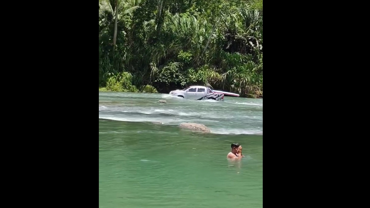 Truck crosses river in Limón Province