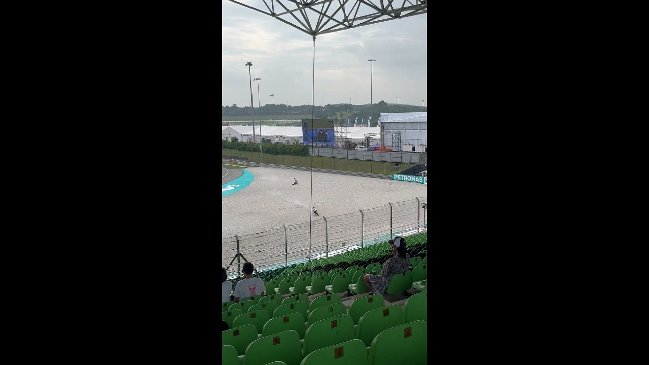 Darryn Binder's turn 1 Crash at Malaysian Grand Prix caught on video – rider safe!