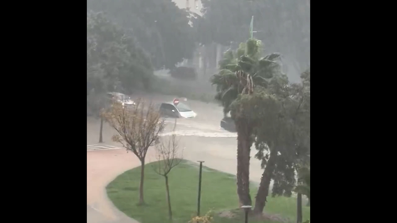 Heavy rains flood streets in Málaga