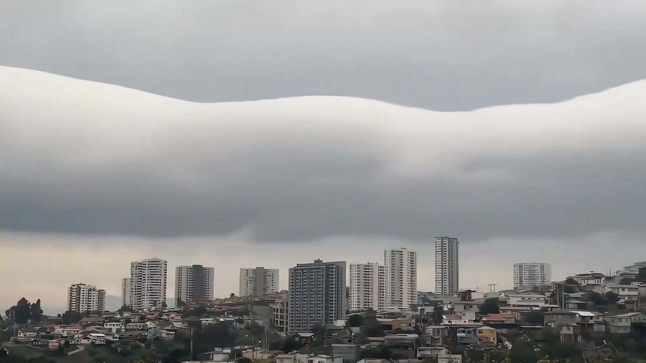 Massive lenticular clouds form above in Valparaíso, Chile