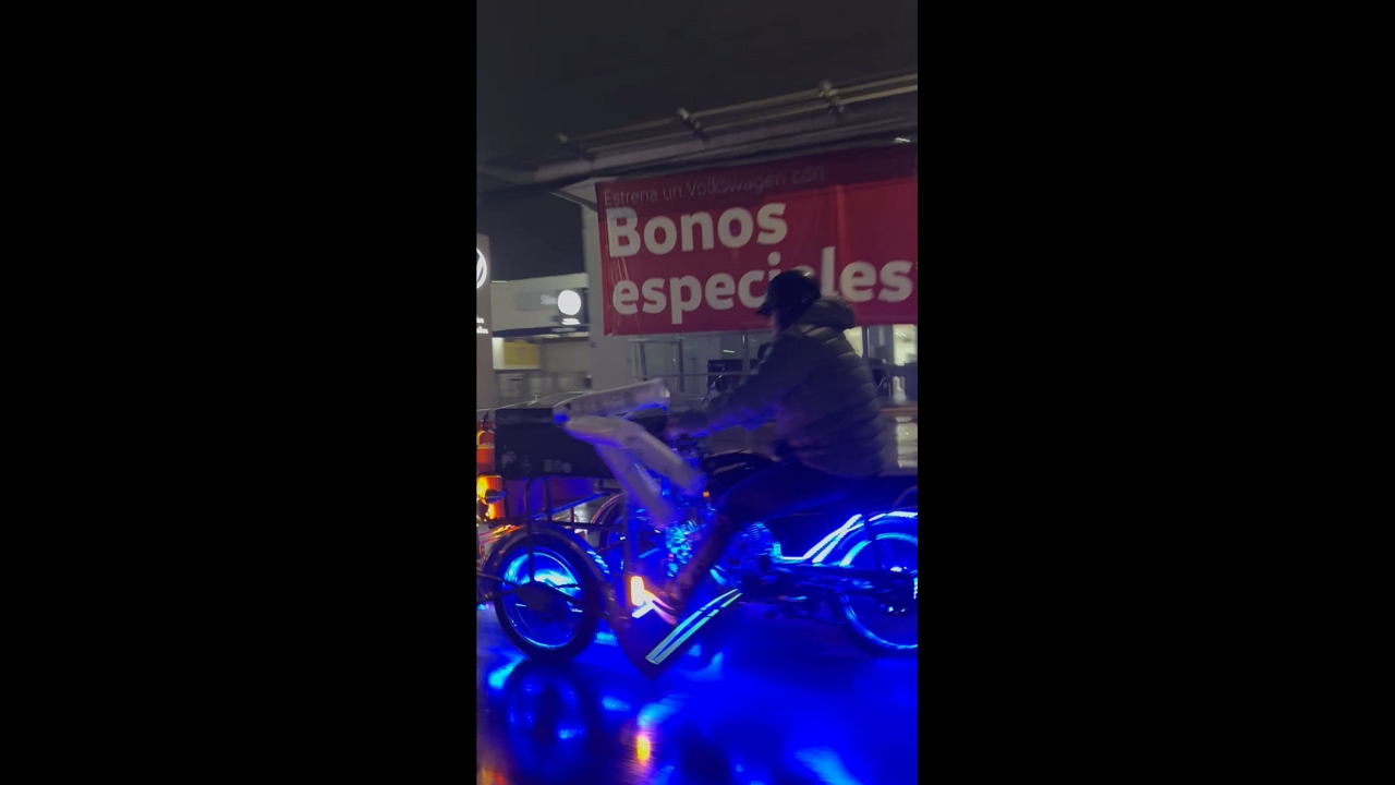 Mobile beverage store driving at average speed on the road in Querétaro