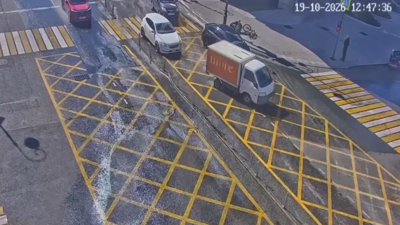 Cyclist riding against traffic crashes into a turning car in Vladivostok, Russia